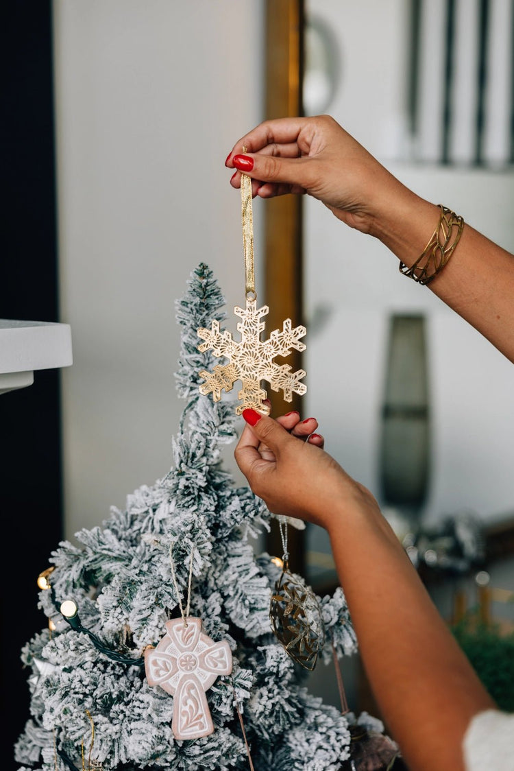 Snowy Day Snowflake Ornament - Saltbox Sash